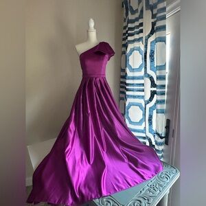 Women’s formal gown, fushia, Missacc brand size 6-8, brand new with tags